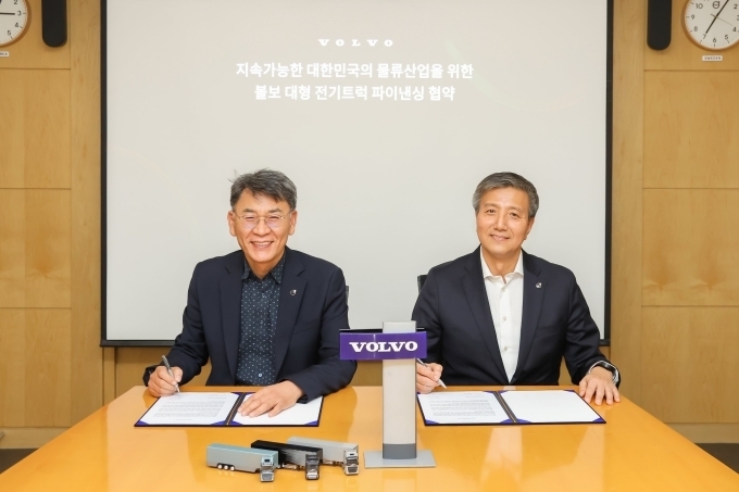박강석 볼보트럭코리아 사장(왼쪽)과 최진우 볼보파이낸셜서비스코리아 사장(오른쪽)이 기념사진을 촬영하고 있다.