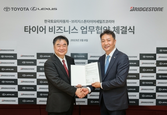 콘야마 마나부 한국토요타자동차 대표이사(왼쪽)와 김헌영 브리지스톤 타이어 세일즈 코리아 대표이사(오른쪽)가 업무협약 후 기념사진을 촬영하고 있다.