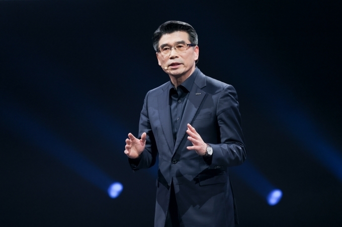 ‘기아 EV 데이(KIA EV Day)’에서 발표하고 있는 송호성 기아 사장.