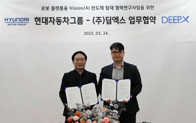 현대차·기아 로보틱스랩장 현동진 상무, 딥엑스 김녹원 대표이사가 기념 사진을 촬영하는 모습