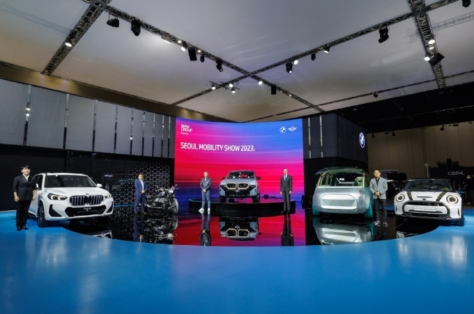 (왼쪽부터) BMW 코리아 브랜드 고객 부문 총괄 주양예 본부장, BMW 모토라드 코리아 총괄 황영기 본부장, BMW M 프란치스커스 반 밀 사장, BMW 그룹 코리아 베른하르트 테리엣 부사장, MINI 코리아 총괄 조인철 본부장
