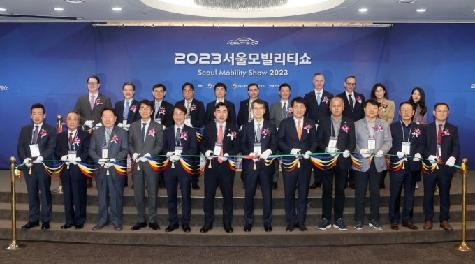 경기도 고양시 킨텍스에서 열린 2023서울모빌리티쇼 개막식 기념촬영. 1열 좌측부터 정윤영 한국수입자동차협회 부회장, 오원석 자동차부품산업진흥재단 이사장, 신달석 한국자동차산업협동조합 이사장, 김동욱 현대자동차 부사장, 이원욱 국회의원, 윤관석 국회 산업통상자원중소벤천기업위원장, 강남훈 서울모빌리티쇼조직위원장, 장영진 산업통상자원부 제1차관, 이용우 국회의원, 유원하 현대자동차 부사장, 이한응 기아 전무, 김광호 KG모빌리티 국내사업본부장.