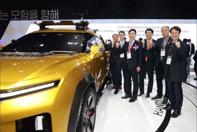 경기도 고양시 킨텍스에서 열린 2023서울모빌리티쇼 개막행사에서 이원욱 국회의원을 비롯해 주요 내빈 및 참가기업 관계자들이 전시장을 둘러보고 있다.