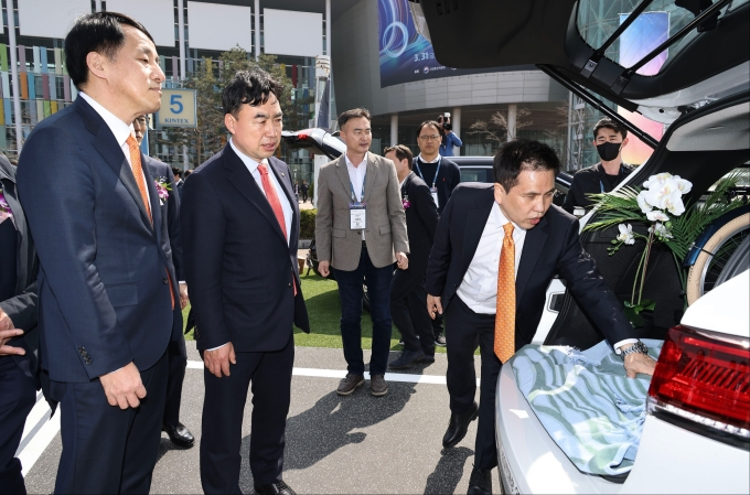 국회 산업통상자원중소벤처기업위원회 윤관석 위원장 등 귀빈들이 31일 경기도 고양시 킨텍스 야외에 마련한 ‘르노 익스피리언스(R:Xperience) 존’에 방문해 ‘QM6퀘스트’를 살펴보고 있다.