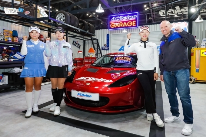 2023 서울모빌리티쇼 에이씨델코(ACDelco) 부스에서 국내 사업 성공을 기원하며 파이팅 하고 있는 윌리엄 헨리(S William Henrie) GM 해외사업부문 애프터 세일즈 서비스 부문 전무와 한국여자프로골프협회(KLPGA) 소속 선수들