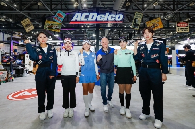 (오른쪽 두번째부터) 2023 서울모빌리티쇼 에이씨델코(ACDelco) 부스에서 국내 사업 성공을 기원하며 파이팅 하고 있는 한국여자프로골프협회(KLPGA) 소속 안지현 선수, 윌리엄 헨리(S William Henrie) GM 해외사업부문 애프터 세일즈 서비스 부문 전무, 한국여자프로골프협회(KLPGA) 소속 송가은 선수, 한국여자프로골프협회(KLPGA) 소속 이채은 선수