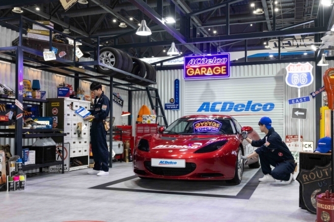 2023 서울모빌리티쇼에 전시된 에이씨델코(ACDelco) 부스