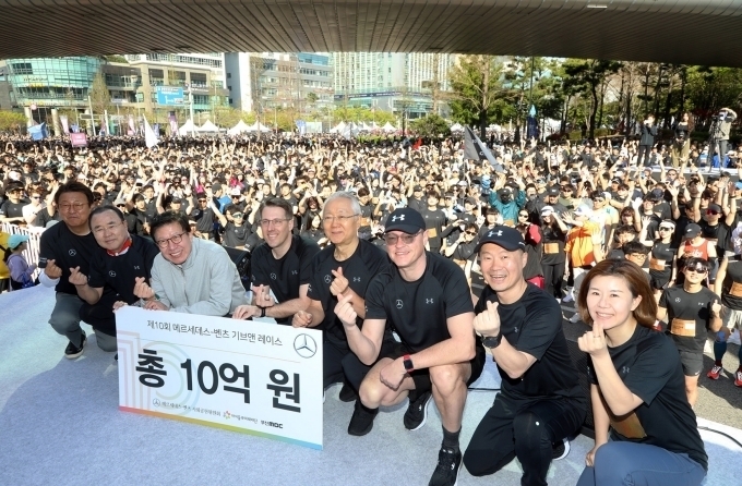 (왼쪽부터)부산MBC최병한 사장, 메르세데스-벤츠 사회공헌위원회 유재진 위원, 부산광역시 박형준 시장, 메르세데스-벤츠 사회공헌위원회 토마스 클라인 의장, 아이들과미래재단 이훈규 이사장, 메르세데스-벤츠 사회공헌위원회 스테판 알브레히트 위원, 메르세데스-벤츠 사회공헌위원회 이상국 위원, 메르세데스-벤츠 사회공헌위원회 이은정 위원이 기념사진을 촬영하고 있다.