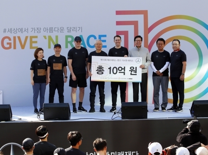 (좌로부터) 메르세데스-벤츠 사회공헌위원회 이은정 위원; 메르세데스-벤츠 사회공헌위원회 이상국 위원; 메르세데스-벤츠 사회공헌위원회 스테판 알브레히트 위원; 아이들과미래재단 이훈규 이사장; 메르세데스-벤츠 사회공헌위원회 토마스 클라인 의장; 부산광역시 박형준 시장; 부산MBC 최병한 사장; 메르세데스-벤츠 사회공헌위원회 유재진 위원