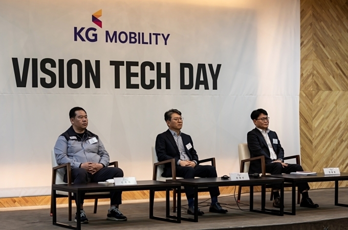 KG 모빌리티가 Vision Tech Day(비전 테크 데이)를 갖고 전동화 기술과 신제품 출시계획 등 모빌리티 기업으로의 도약을 위한 로드맵을 발표했다. 사진은 기자들과의 Q&A를 위해 KG 모빌리티 선목래 노조위원장(왼쪽 첫번째), 곽재선 회장(가운데), 정용원 대표이사(오른쪽 첫번째)가 자리에 앉아 있는 모습.