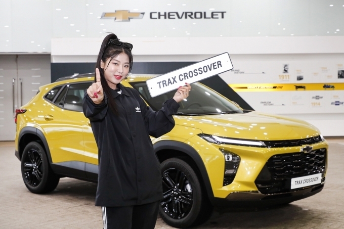 쉐보레 트랙스 크로스오버 1호차 전달식에서 고객 인도 개시를 응원하며 기념 촬영하고 있는 트랙스 크로스오버의 1호차 고객 크리에이터 진절미
