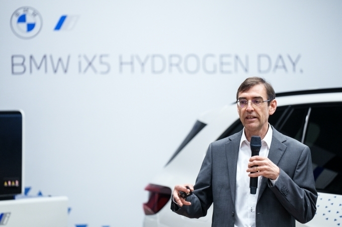 발표를 진행하는 위르겐 굴트너 BMW 그룹 수소 기술 및 차량 프로젝트 총괄 박사