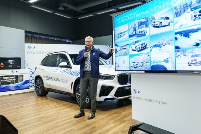 발표를 진행하는 마틴 셰럴 BMW 하이드로젠 드라이브트레인 매니저