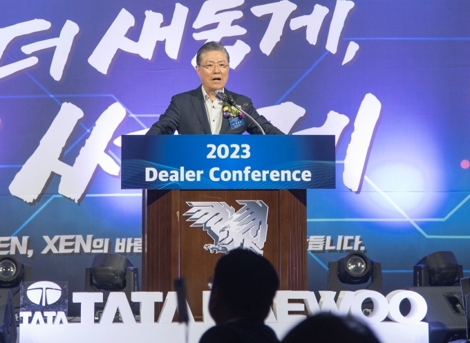 타타대우상용차의 2023 딜러컨퍼런스에서 타타대우상용차 김방신 사장이 환영사를 하고 있다