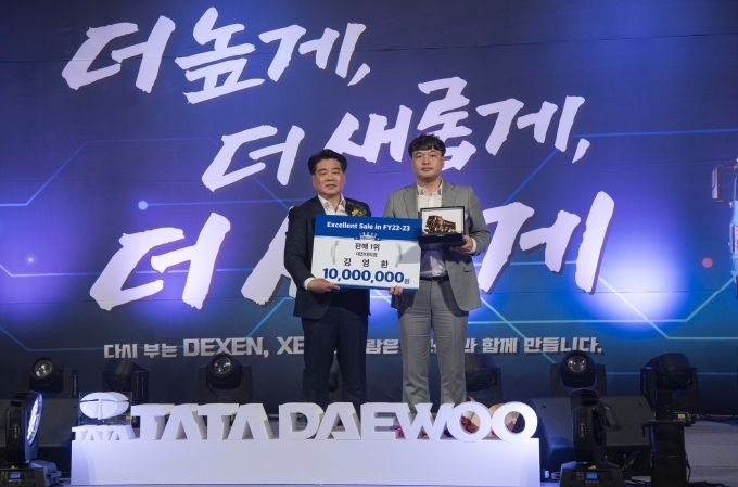 타타대우상용차의 2023 딜러컨퍼런스에서 4년 연속으로 판매왕을 차지한 대전 대리점 소속 김영환 부장(우)과 타타대우상용차판매 김정우 대표