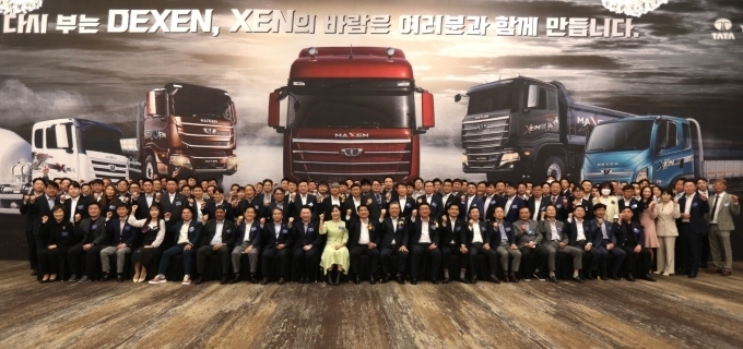 타타대우상용차의 2023 딜러컨퍼런스에서 참석자들이 단체사진을 촬영하고 있다