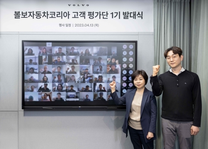 볼보자동차코리아 고객 서비스 총괄 송경란 전무(왼쪽), 고객 서비스팀 이한구 차장이 기념촬영을 하고 있다.