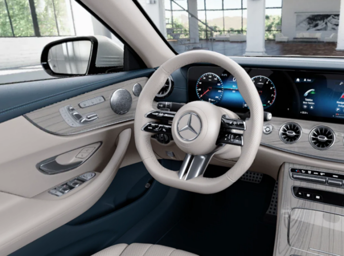 벤츠 E450 4MATIC 카브리올레 마누팍투어 오팔라이트 화이트 브라이트 실내
