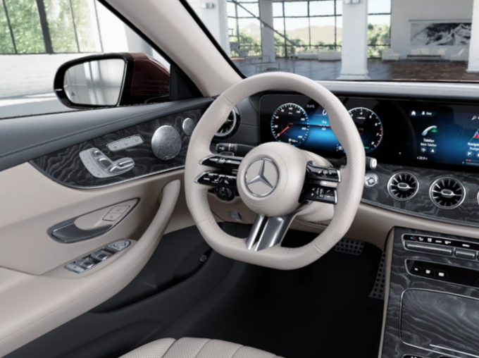 벤츠 E 450 4MATIC 카브리올레 루벨라이트 레드 메탈릭 실내