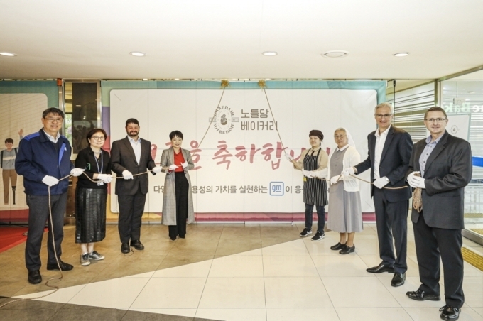 지난 18일 한국GM부평 본사 홍보관에 오픈한 노틀담베이커리 오픈식에서 (맨 오른쪽에서 두번째) GM 한국사업장 로베르토 렘펠 사장, (맨 오른쪽) 연구개발법인 브라이언 맥머레이 사장을 비롯, 회사 및 노틀담베이커리 관계자들이 카페 오픈식을 맞아 언베일링 세리머니를 하고 있는 모습.
