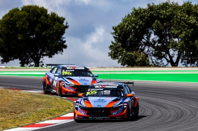 4월28~30일 열린 '2023 TCR 월드 투어' 포르투갈 대회에서 현대차 '엘란트라 N TCR(국내명 아반떼 N TCR)'이 질주하고 있는 모습