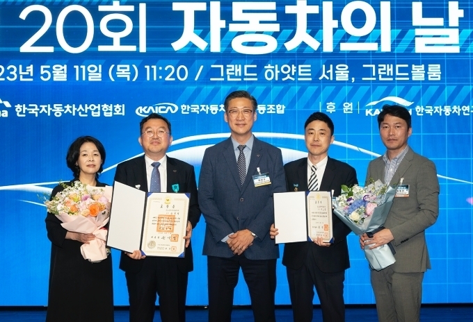 11일 열린 '제20회 자동차의 날' 행사에서 유공자 포상 후 르노코리아자동차 최상규 연구소장(중간)과 함께 기념촬영을 하는 모습