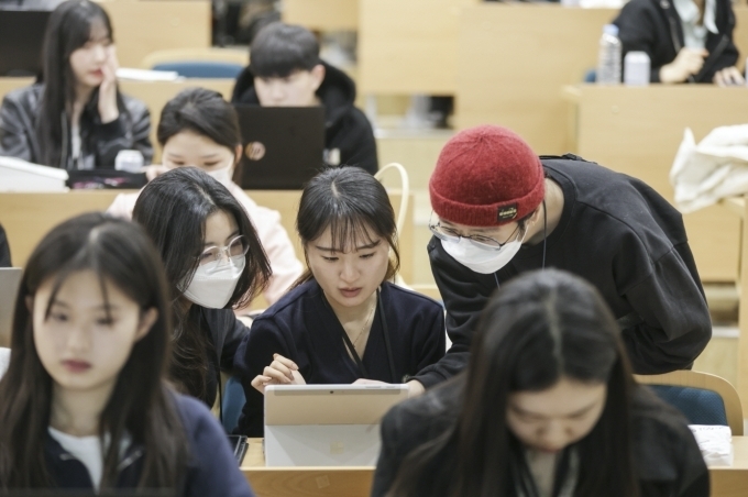 서울시립대학교에서 진행된 아티스트 멘토링 수업에 열중하고 있는 드림그림 장학생과 멘토