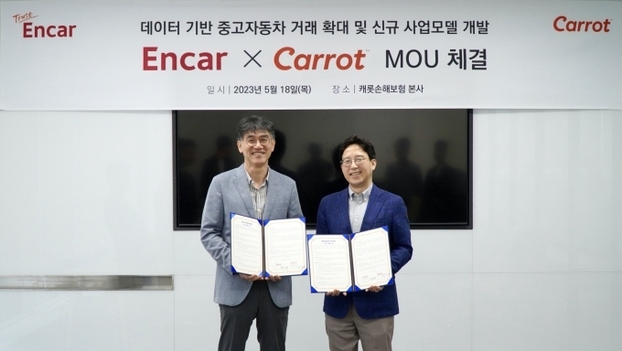18일 오후 캐롯손해보험 본사에서 엔카닷컴 박홍규 사업총괄본부장(왼쪽)과 캐롯손해보험 최영복 경영지원본부장이 중고차 거래 확대 및 신규 서비스 개발 업무협약을 체결하고 기념사진을 촬영하고 있다.