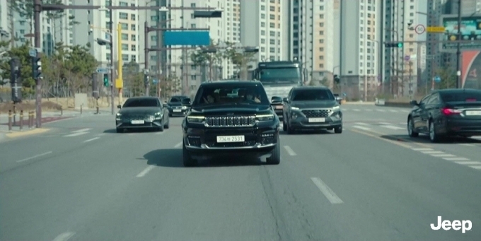 tvN 패밀리 속 지프 그랜드 체로키 L