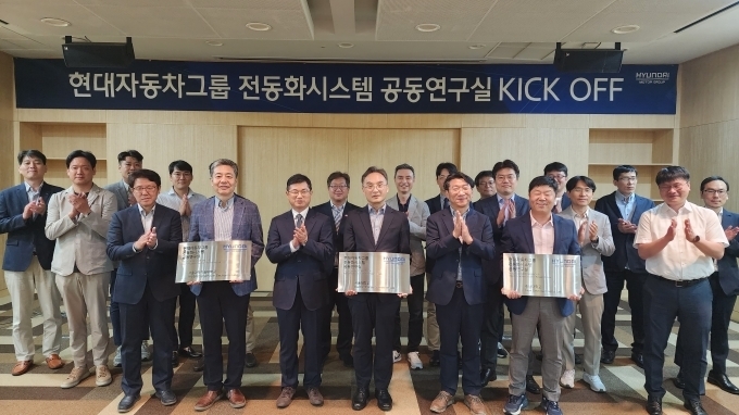 (사진) (앞줄 왼쪽부터) 현대차·기아 전동화구동설계실 홍한기 상무, 서울과학기술대 최세완 교수, 현대차·기아 전동화설계센터 정진환 상무, 서울대 하정익 교수, 현대차·기아 전력변환설계실 주정홍 실장, 충남대 최장영 교수가 행사 후 사진촬영을 하는 모습
