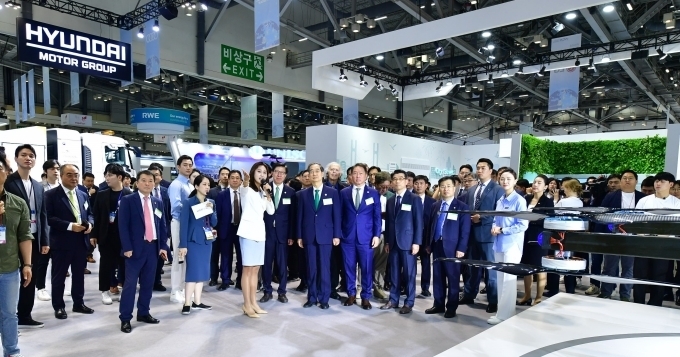 한덕수 국무총리, 기아 송호성 사장, 박형준 부산시장, SK그룹 최태원 회장이 25일 부산 해운대구 벡스코(BEXCO)에서 열린 ‘2023 기후산업국제박람회(WCE)’ 현대차그룹관에 방문해 전시물에 대한 설명을 듣고 있다.
