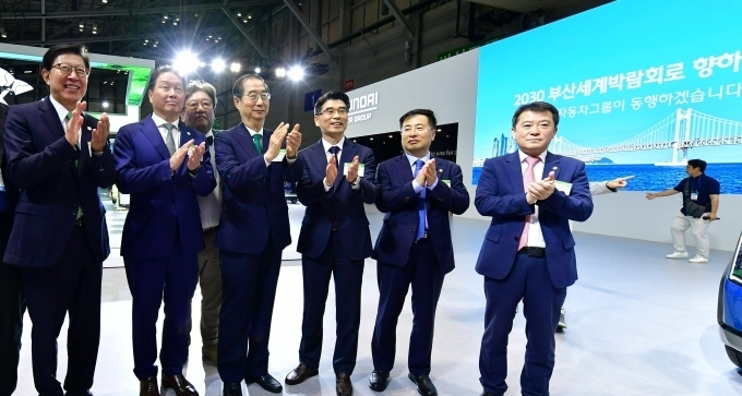 25일 부산 해운대구 벡스코(BEXCO)에서 열린 ‘2023 기후산업국제박람회(WCE)’ 현대차그룹관에서 한덕수 국무총리(왼쪽에서 두번째), 기아 송호성 사장(가운데), SK그룹 최태원 회장(맨 왼쪽), 강경성 산업부 2차관(오른쪽에서 두번째)이 기념촬영을 하고 있다.
