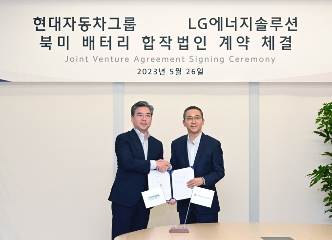 (왼쪽부터)현대차 대표이사 장재훈 사장, LG에너지솔루션 대표이사 권영수 부회장이 기념사진을 촬영하고 있다.