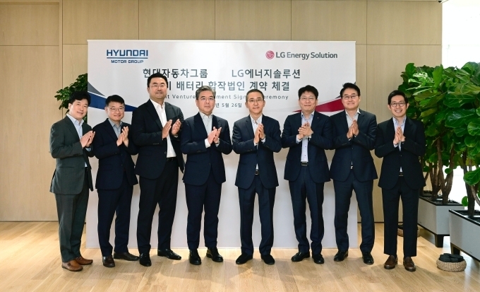 (왼쪽부터) 현대차 EV시스템에너지전략실장 손창업 상무, 현대차 EV혁신사업부장 송복구 상무, 현대차 GSO 담당 김흥수 부사장, 현대차 대표이사 장재훈 사장, LG에너지솔루션 대표이사 권영수 부회장, LG에너지솔루션 자동차전지사업부장 김동명 사장, LG에너지솔루션 자동차·마케팅·아시아 담당 박진용 상무, LG에너지솔루션 자동차·사업전략 담당 김형식 상무