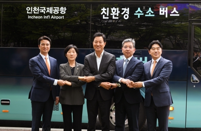 (사진 왼쪽부터) 추형욱 SK E&S 사장, 한화진 환경부장관, 오세훈 서울시장, 장재훈 현대차 사장, 이종호 티맵모빌리티 사장이 수소버스 앞에서 기념 촬영을 하고 있다.