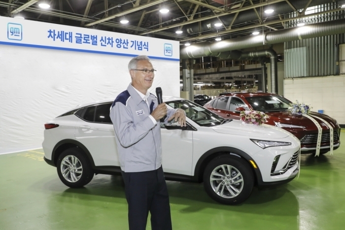 로베르토 렘펠 한국사업장 사장이 축하 스피치에서 글로벌 수요에 차질 없는 대응과 품질 경쟁력 강화를 강조하고 있는 모습