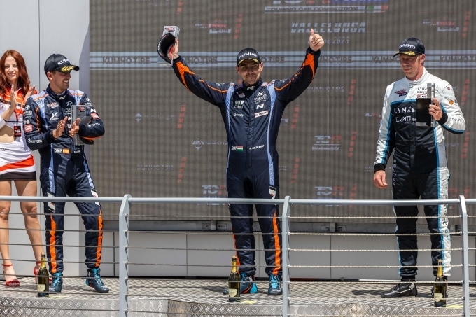 BRC 현대 N 스쿼드라 코르세팀 노버트 미첼리즈 선수(가운데)가 6월9~11일 열린 '2023 TCR 월드 투어' 이탈리아 대회에서 우승을 차지하고 포디움에 올라선 모습