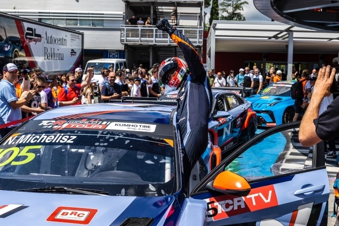 BRC 현대 N 스쿼드라 코르세팀 노버트 미첼리즈 선수가 6월9~11일 열린 '2023 TCR 월드 투어' 이탈리아 대회 첫 번째 결승 레이스를 마치고 기뻐하는 모습