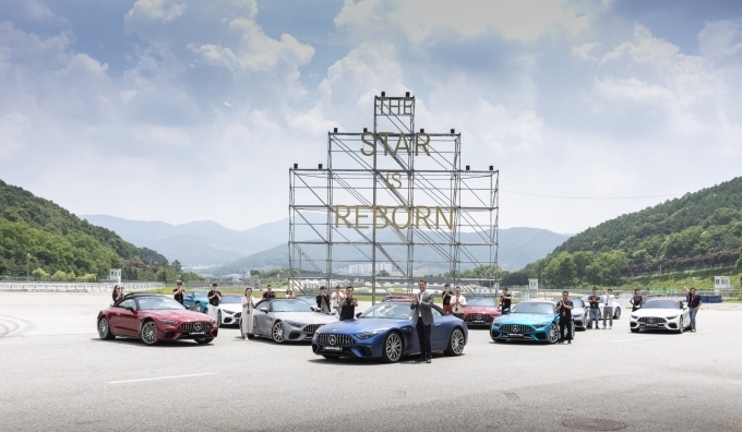 메르세데스-벤츠 코리아 토마스 클라인 대표이사 사장과 이상국 세일즈 부문 총괄 부사장이 더 뉴 메르세데스-AMG SL 고객 인도 행사에서 기념촬영을 하고 있다.