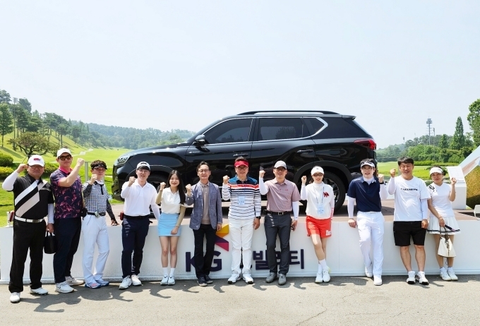 이번 스크린골프 대회 이벤트 참가자중 써닝포인트 CC 라운드권을 지급받은 당첨자들이 자연을 직접 느낄 수 있는 써닝포인트 CC에 모여 전시되어 있는 렉스턴 뉴 아레나와 함께 라운딩 전 포즈를 취하고 있다.