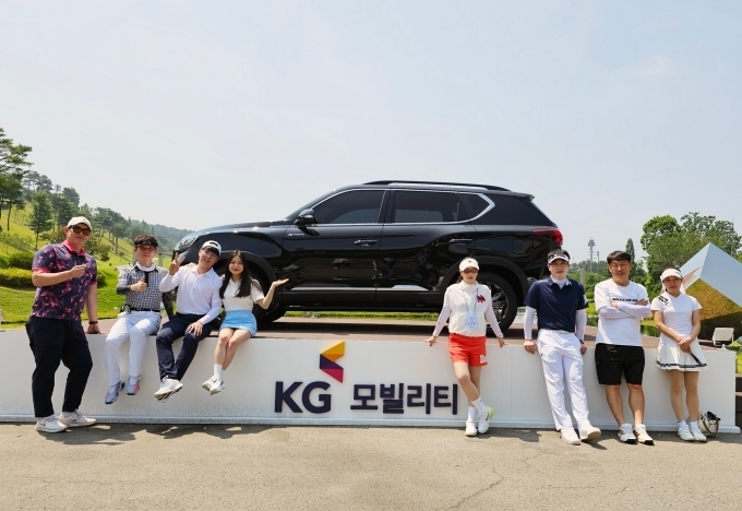 이번 스크린골프 대회 이벤트 참가자중 써닝포인트 CC 라운드권을 지급받은 당첨자들이 자연을 직접 느낄 수 있는 써닝포인트 CC에 모여 전시되어 있는 렉스턴 뉴 아레나와 함께 라운딩 전 포즈를 취하고 있다.