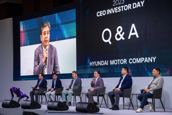 20일 '2023 CEO 인베스터 데이'에서 (왼쪽부터) 현대차 윤태식 IR팀장, 구자용 IR담당 전무, 서강현 기획재경본부장 부사장, 장재훈 CEO 사장, 김흥수 GSO 담당 부사장, 김창환 배터리개발센터장 전무가 질의응답하고 있다.