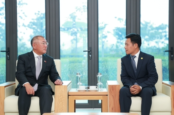 현대차그룹 정의선 회장이 23일(현지시간) 레 꾸언 하노이 국립대 총장과 만나 미래 혁신 인재 육성의 필요성과 상호 협력 방안에 대해 의견을 나눴다.