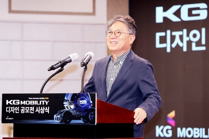 곽재선 회장이 디자인공모전에서 인사말을 하고 있는 모습