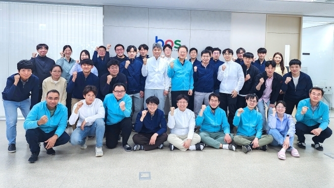 판교 실리콘파크에 위치한 보스반도체 사무실에서 임직원들이 사진을 촬영하고 있다. 박재홍 대표(두 번째 줄 오른쪽 여섯 번째 하늘색 상의), 장연호 최고운영책임자(두 번째 줄 오른쪽 일곱 번째 하얀색 상의), 임경묵 최고기술책임자(두 번째 줄 오른쪽 다섯 번째 남색 상의)