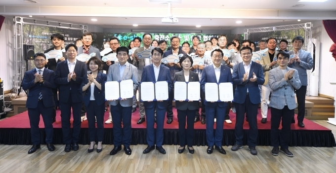 (앞줄 왼쪽 네 번째부터) 사회복지공동모금회 황인식 사무총장, 현대차그룹 김동욱 부사장, 환경부 한화진 장관, 월드비전 조명환 회장 등이 기념 촬영을 하는 모습