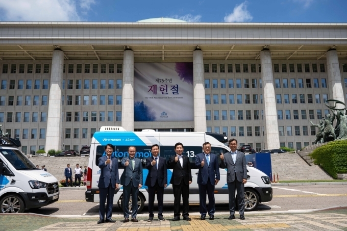 왼쪽부터 김동욱 현대차 부사장, 김용화 현대차 사장(CTO), 이광재 국회사무총장, 김진표 국회의장, 조경호 의장비서실장, 홍형선 사무차장