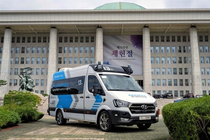 현대차 쏠라티 차량 기반의 '자율주행 로보셔틀' 차량