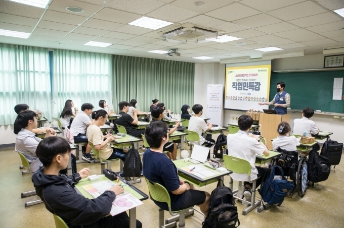 커넥트투 커넥터가 문정고등학교 대상으로 찾아가는 직업인 특강을 진행하고 있다