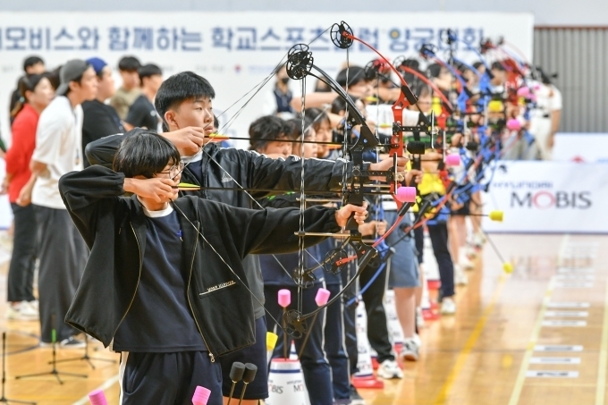 충남 천안 남서울대학교에서 열린 ‘2023 현대모비스와 함께 하는 학교 스포츠클럽 양궁대회’에서 참가 클럽 학생들이 경기를 진행하고 있다.